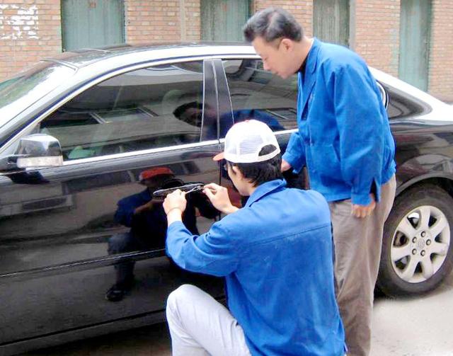 岳阳街道汽车钥匙丢在车里面怎么办？